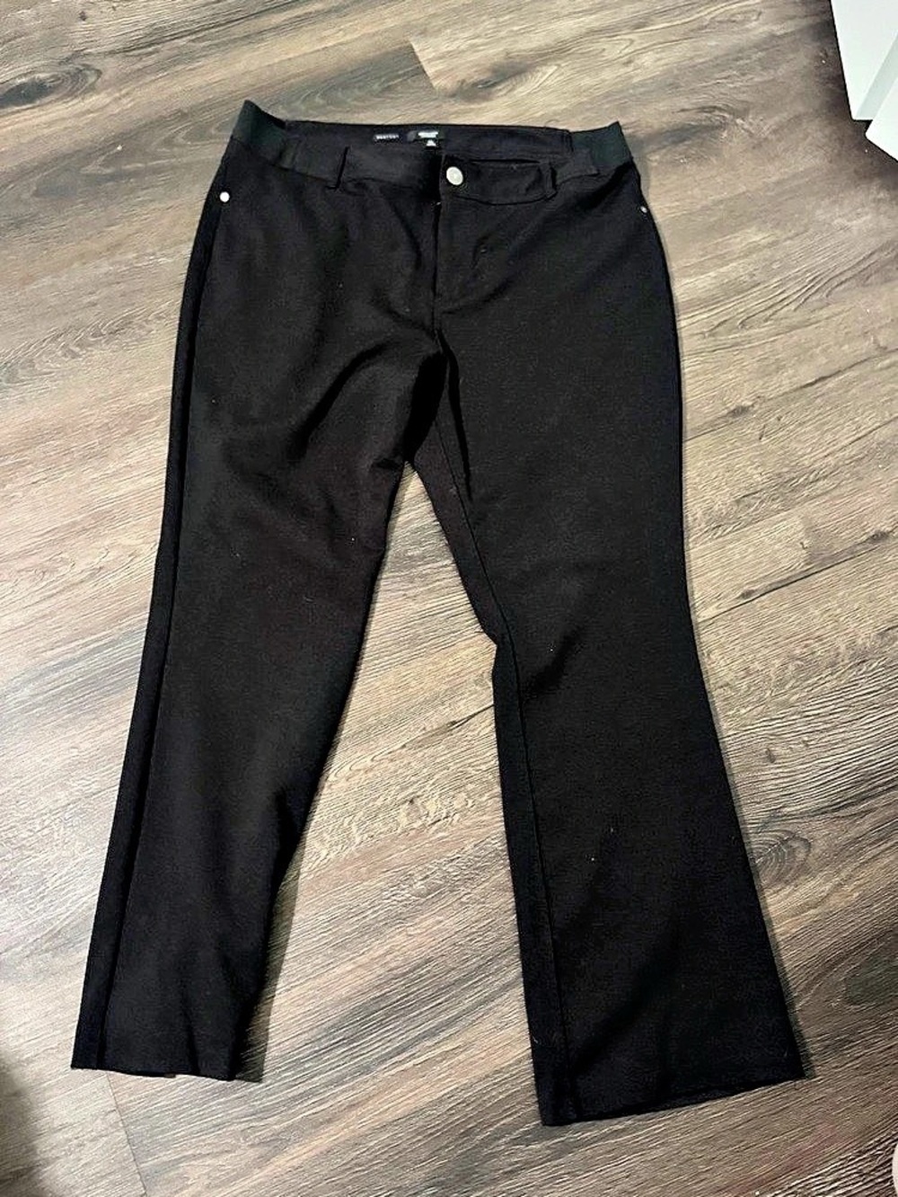 Simply Vera Wang bootcut pants in Black Size XL. Has stretch to them